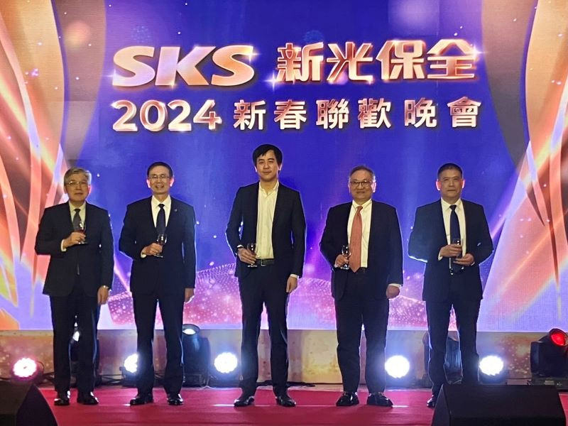 新光保全3月1日舉辦感恩春酒晚會,新光保全董事長吳昕東(中)和總經理洪國超(右二)感謝同仁辛勞並凝聚共識。 新光保全3月1日舉辦感恩春酒晚會,新光保全董事長吳昕東(中)和總經理洪國超(右二)感謝同仁辛勞並凝聚共識。