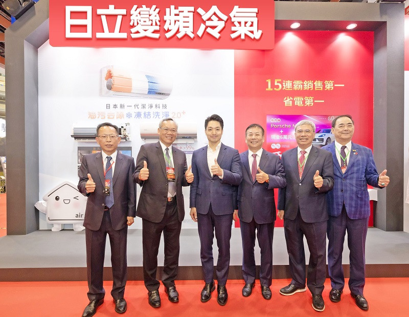 台北電器空調影音大展開幕,台北市長蔣萬安(左三)親臨日立冷氣展區,與日立冷氣總經理蔡清海(左二)、中華民國電器公會全國聯合會理事長廖全平(右三)及其他貴賓一起體驗日立冷氣新一代「油污去除.凍結洗淨2.0+」的潔淨力。 台北電器空調影音大展開幕,台北市長蔣萬安(左三)親臨日立冷氣展區,與日立冷氣總經理蔡清海(左二)、中華民國電器公會全國聯合會理事長廖全平(右三)及其他貴賓一起體驗日立冷氣新一代「油污去除.凍結洗淨2.0+」的潔淨力。