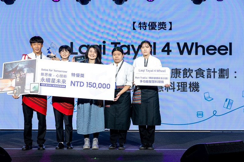 Laqi Tayal 4 Wheel 是來自桃園羅浮高中的同學,他們花費將近一年的時間實際探訪偏鄉地區的長者與照護員,在了解他們的需求後,打造出Run Trakis!樂齡健康飲食計劃:多功能智慧料理機,整合了多種烹飪功能,如自動烹調、攪拌、碎食、研磨等長照者所需,提升偏遠地區長照者的生活品質,實現「在地老化」的願景。(台灣三星電子提供)