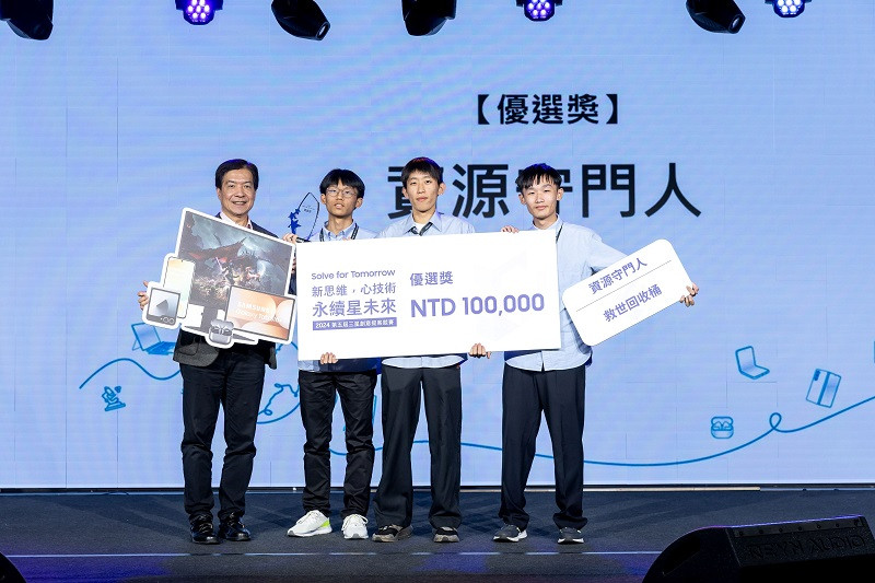 優選獎得主資源守門人團隊作品「救世回收桶」,是為了提升資源循環,透過改造垃圾桶,並運用影像辨識為垃圾自動分類。同時還能進行垃圾量偵測,當到達一定重量時通知清潔人員進行清潔,簡化回收流程以落實資源再利用,為環境永續注入更多可能。(台灣三星電子提供)
