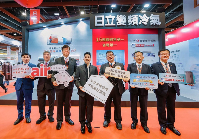 2025電器空調影音大展,總統府副秘書長何志偉(左四)親臨日立冷氣展區,與日立冷氣協理謝順泰(右三)及處長梁明進 (右二)一起體驗日立冷氣最省電的空氣潔淨科技。