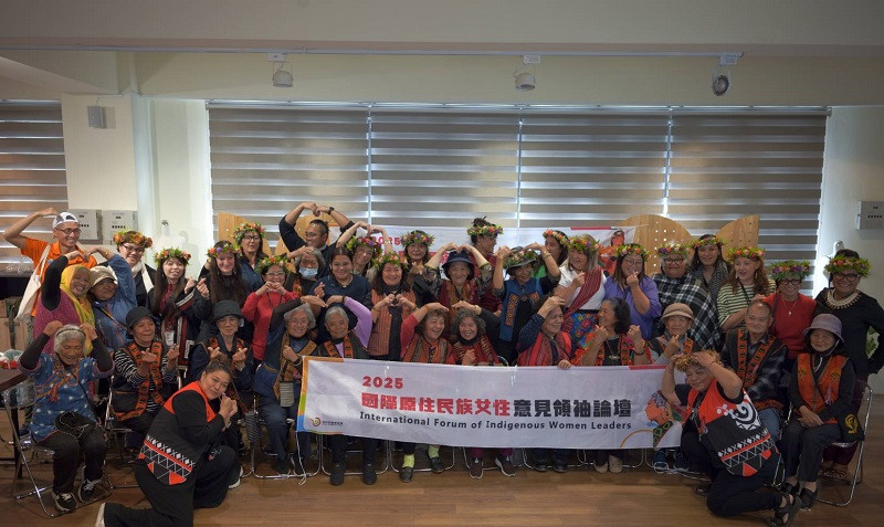 參訪屏東縣喜樂發發吾部落新來義文化健康站,與部落長者們共同體驗花環DIY製作 參訪屏東縣喜樂發發吾部落新來義文化健康站,與部落長者們共同體驗花環DIY製作