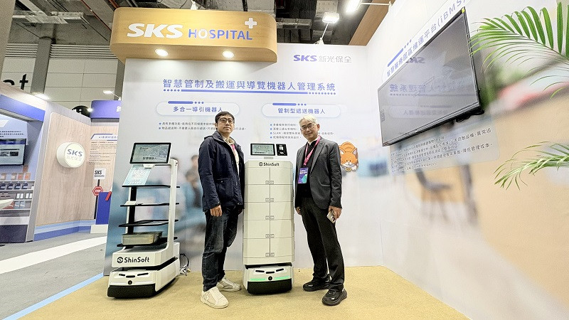 新光保全AI應用延伸至醫療安全管理領域,導入客製化智慧機器人協助管制藥品管理。圖右為新誼整合李鴻生副總 新光保全AI應用延伸至醫療安全管理領域,導入客製化智慧機器人協助管制藥品管理。圖右為新誼整合李鴻生副總
