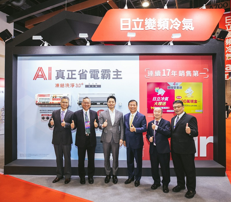2026台北電器空調影音大展開幕,台北市長蔣萬安(左三)與台北市電器商業同業公會理事長廖全平(右三)等貴賓親臨日立冷氣展區,與日立冷氣總經理蔡清海(左二)及協理謝順泰(右一)一起體驗日立冷氣最省電的空氣潔淨科技。 2026台北電器空調影音大展開幕,台北市長蔣萬安(左三)與台北市電器商業同業公會理事長廖全平(右三)等貴賓親臨日立冷氣展區,與日立冷氣總經理蔡清海(左二)及協理謝順泰(右一)一起體驗日立冷氣最省電的空氣潔淨科技。